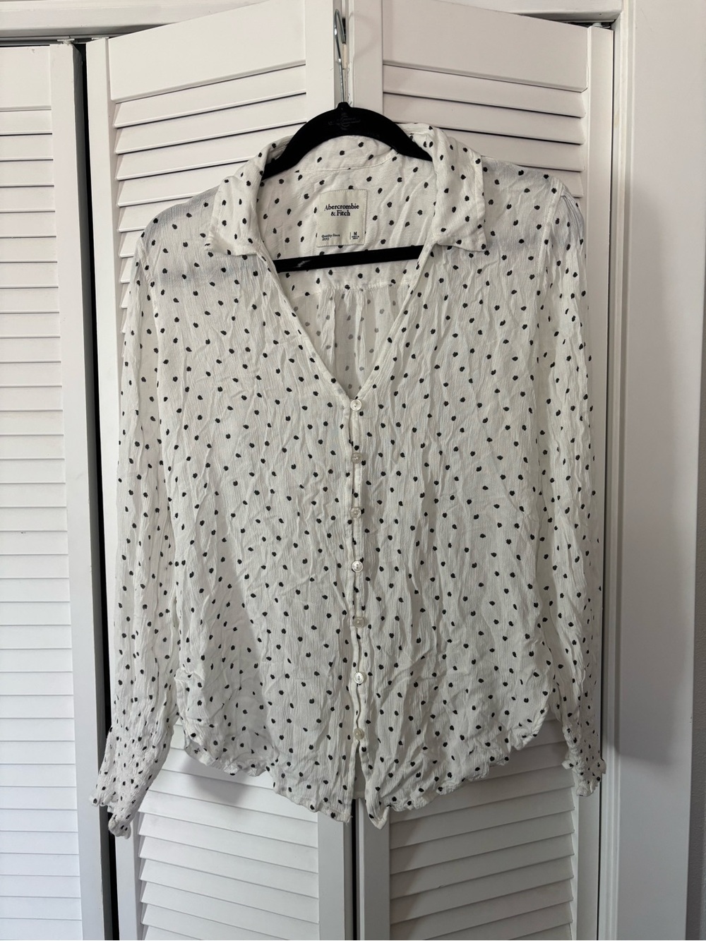 Abercrombie & Fitch White Button-Front Shirt with Black Polka Dots